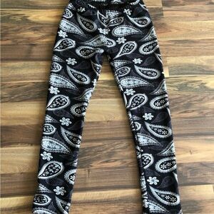 NWOT Elegant Paisley Women's Leggings - Black & White